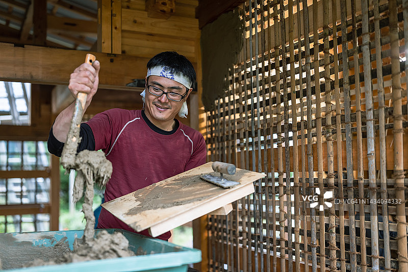 木匠夫妇和朋友们以传统日式方式翻新房屋图片素材