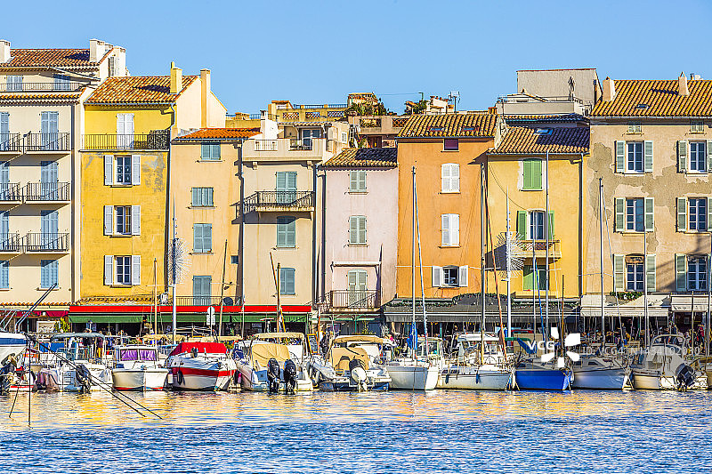 法国蓝色海岸圣特罗佩海滨的彩色房屋图片素材