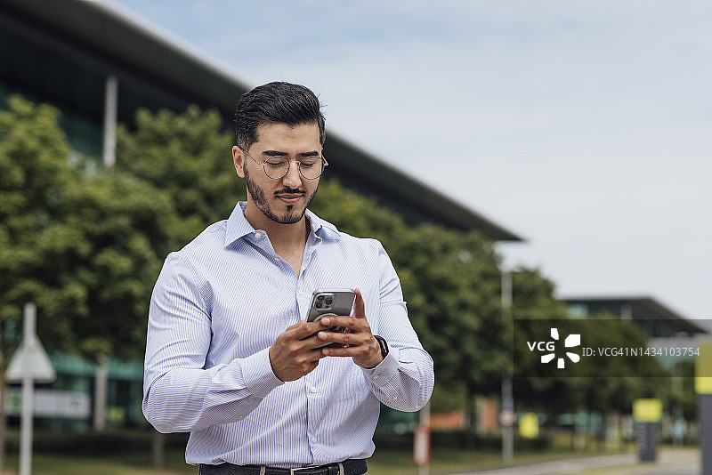 在手机上输入工作邮件图片素材