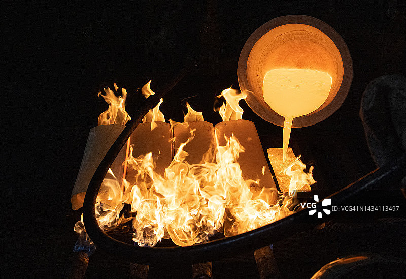 铸造厂的金锭生产图片素材