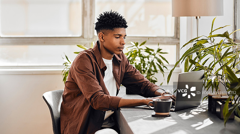 商务人士、笔记本电脑网页设计师和企业家思考网站创意，计划网页并在咖啡馆编码。战略、规划或数字创意黑人男子在餐厅将用户体验设计转化为代码图片素材