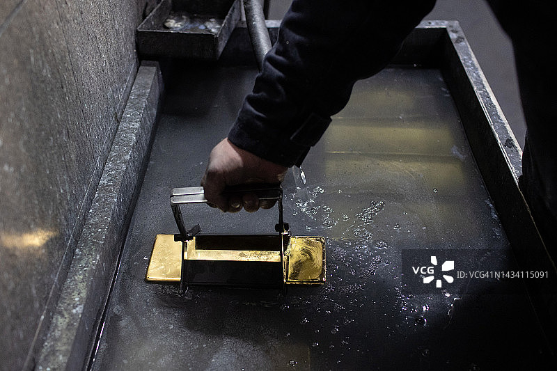 铸造厂的金锭生产图片素材