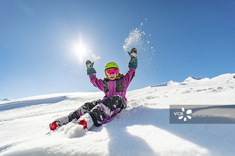 小女孩在滑雪胜地玩耍图片素材