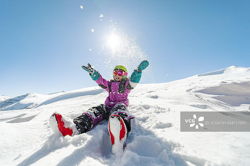 小女孩在滑雪胜地玩耍图片素材