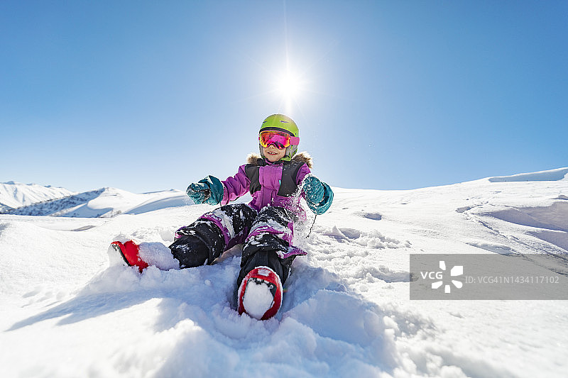 小女孩在滑雪胜地玩耍图片素材
