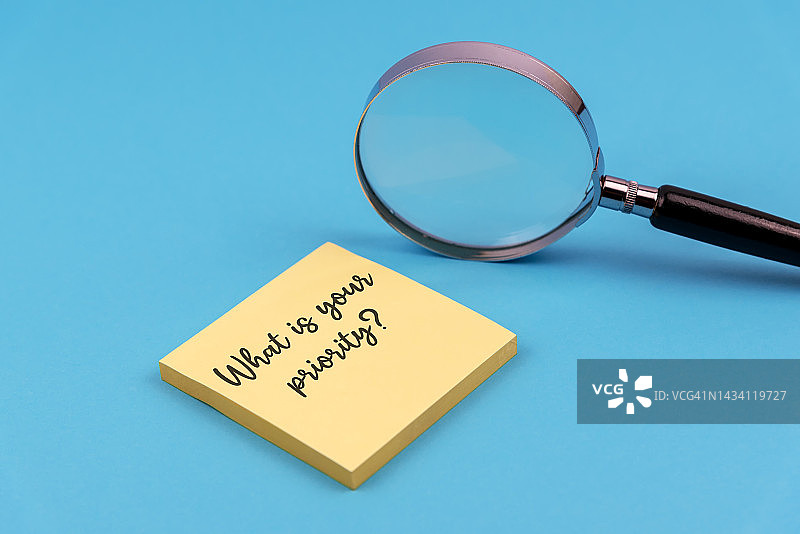 你的首要任务是什么？放大镜下的便签问题图片素材