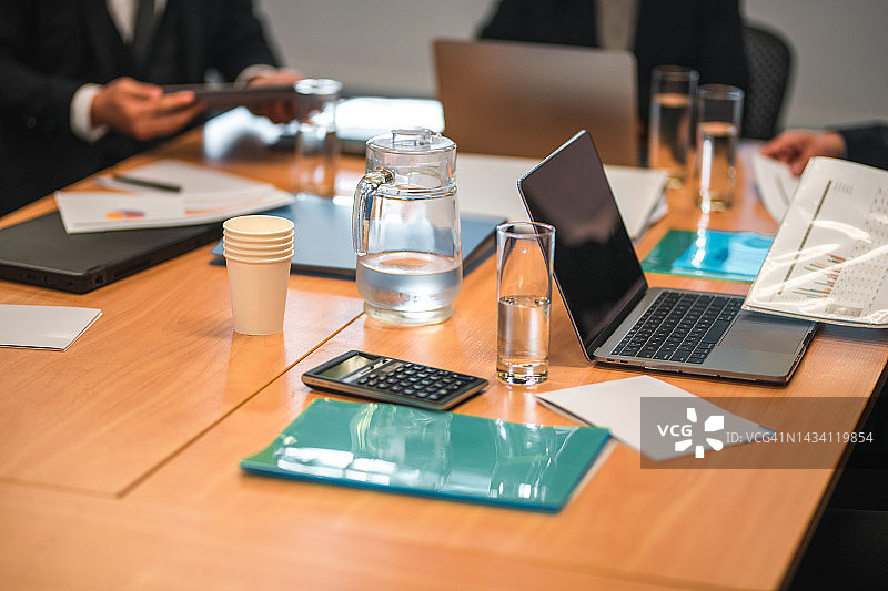 摆满商务文件和笔记本电脑的办公室木制桌子图片素材