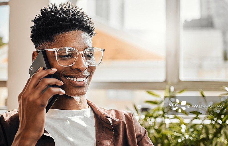 在家中用手机愉快交谈的黑人男人图片素材