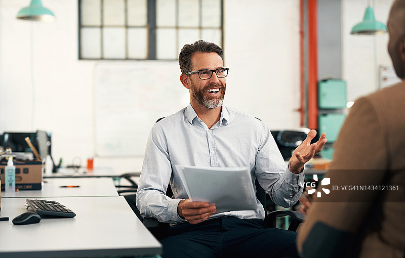 商务会议：领导或首席执行官咨询员工，讨论营销和财务预算图片素材