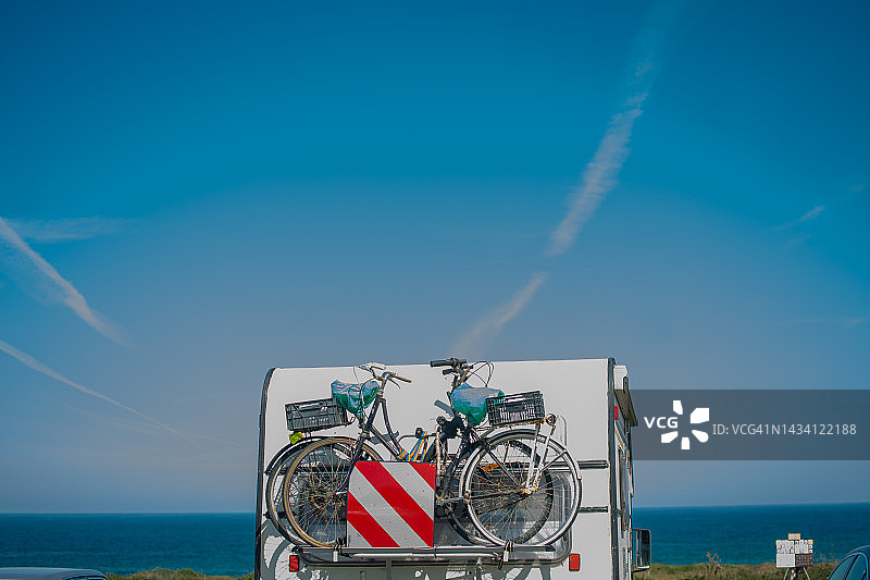 房车旅行，蓝天背景图片素材