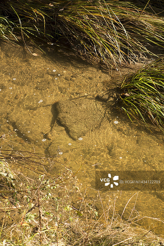 排水沟中的流水图片素材