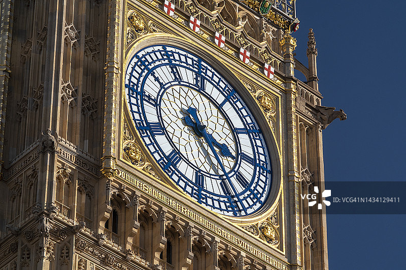 修复后的伊丽莎白塔钟面特写，呈现原始蓝色图片素材