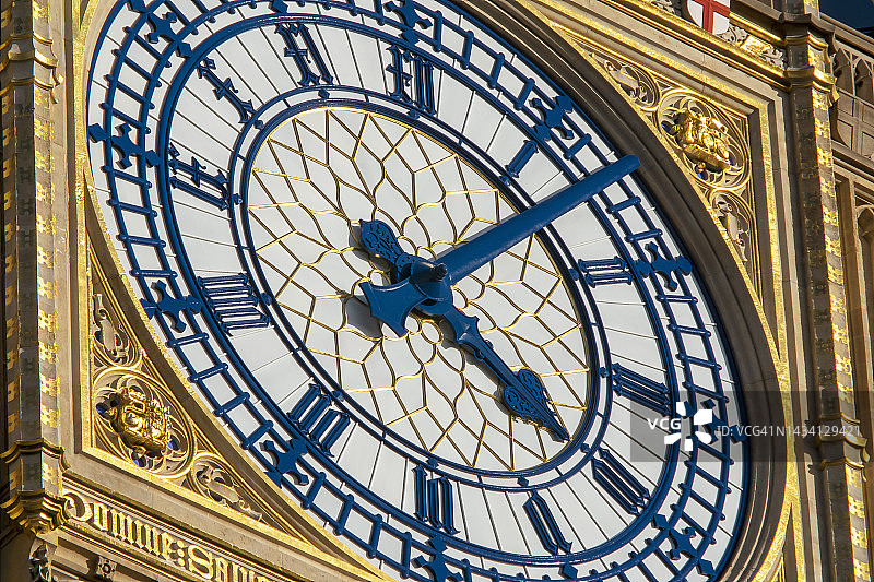 修复后的伊丽莎白塔钟面特写，呈现原始蓝色图片素材