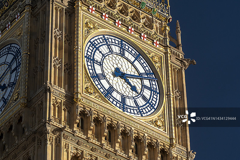 修复后的伊丽莎白塔钟面特写，呈现原始蓝色图片素材