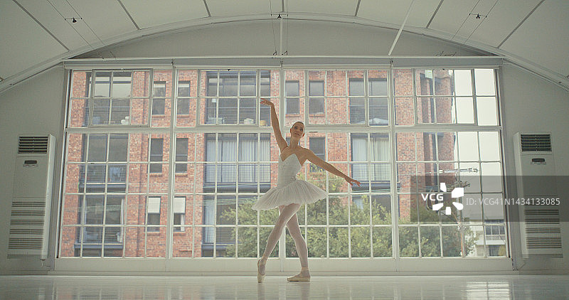 芭蕾舞者在舞蹈室训练图片素材