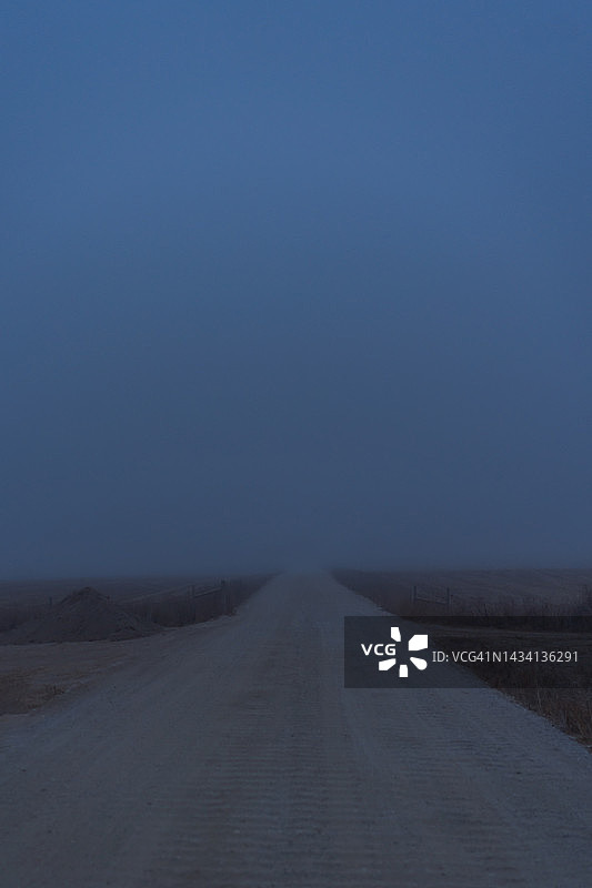 通往阴暗夜空的乡村公路图片素材