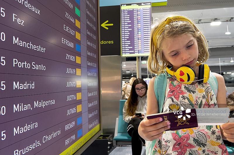在机场查看登机牌的女孩图片素材