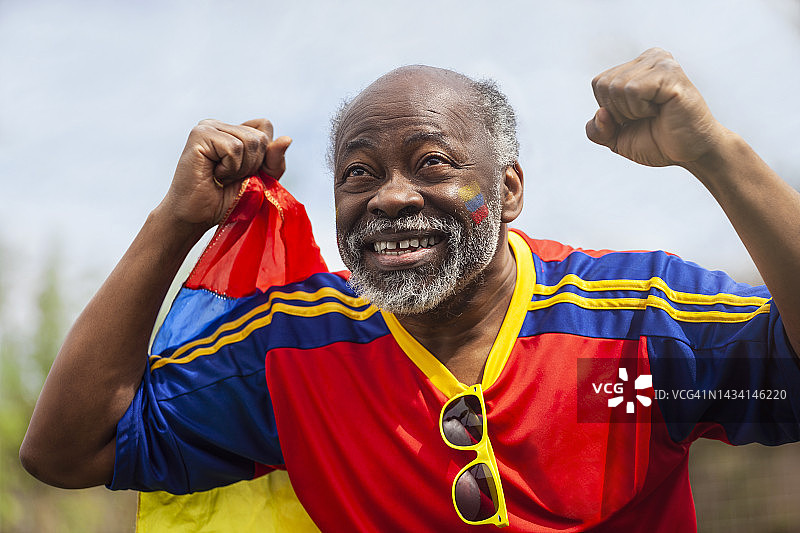 快乐的哥伦比亚足球迷在户外为国家队欢呼图片素材