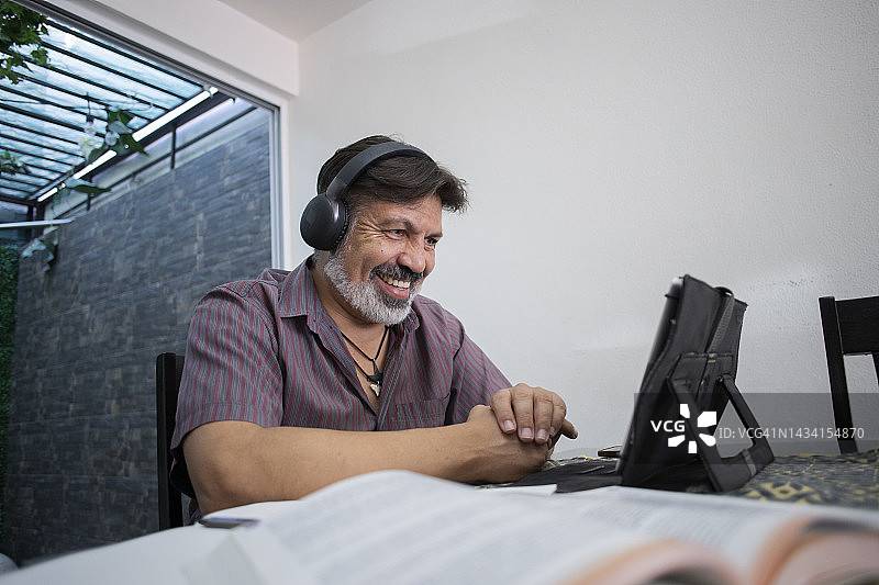 老年人在家上网课图片素材