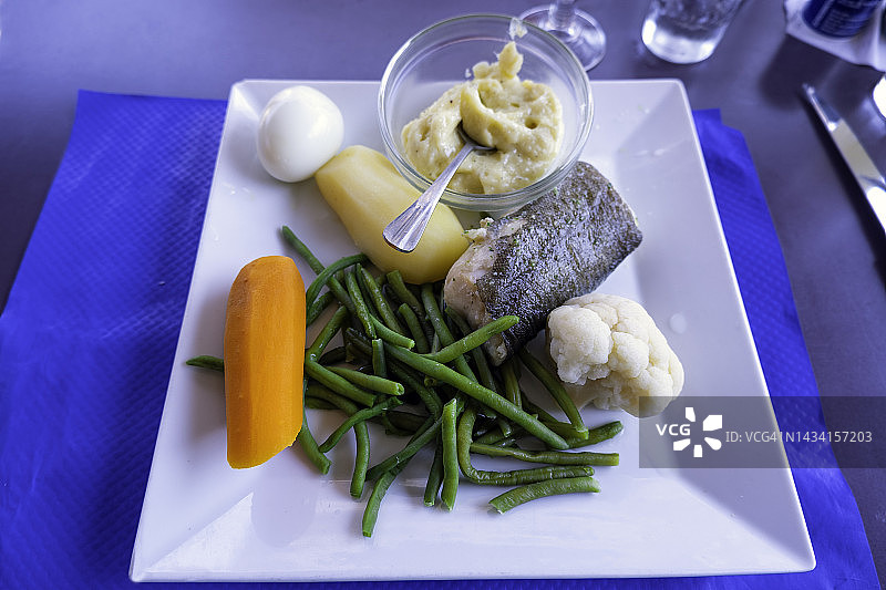 一盘传统普罗旺斯蒜泥蛋黄酱图片素材