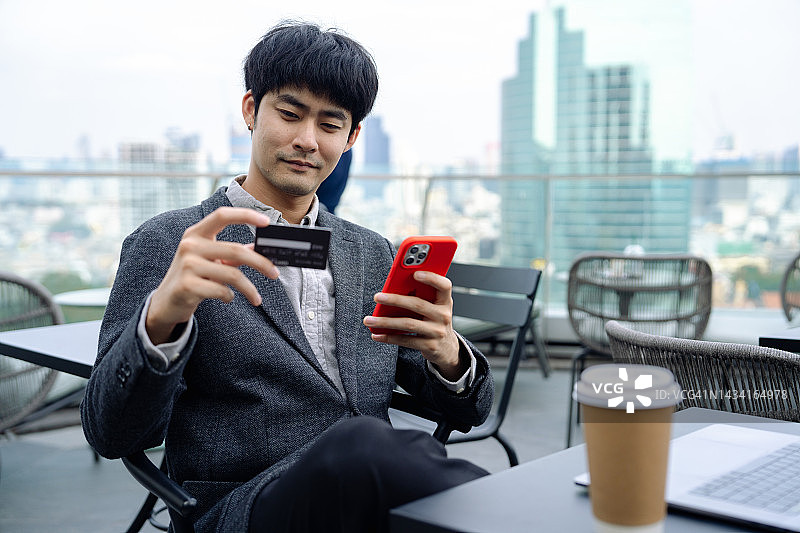年轻的亚洲女商人用信用卡和智能手机消费图片素材