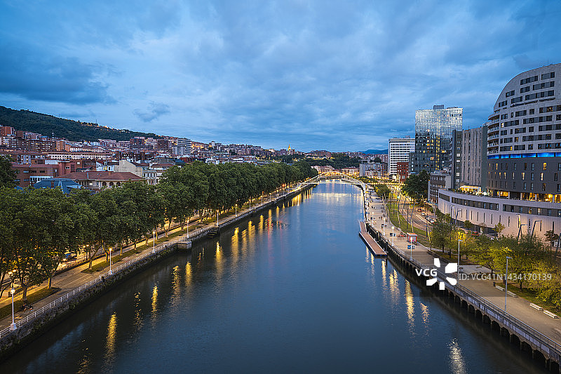 西班牙毕尔巴鄂的内尔维翁河图片素材