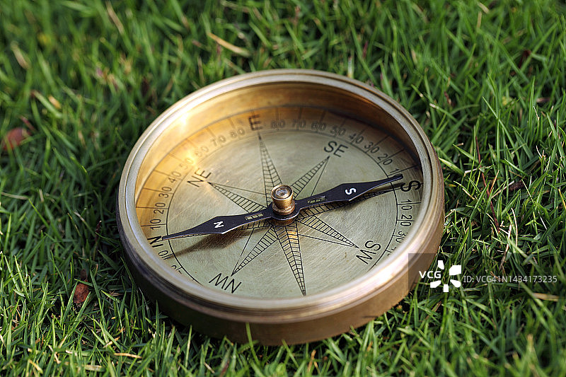 草地上的复古指南针图片素材