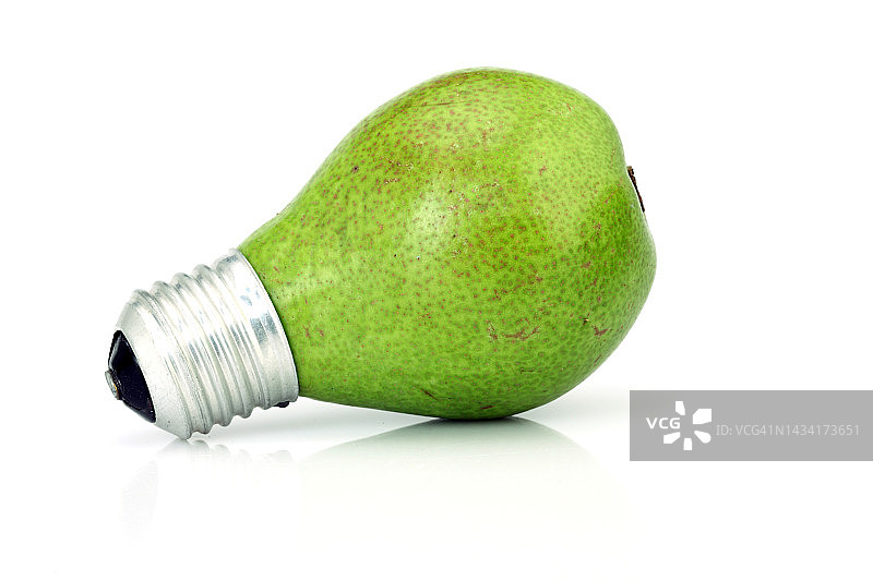 白色背景上的绿色梨形节能灯泡图片素材