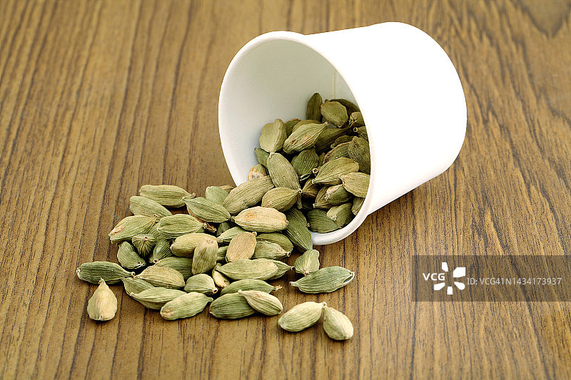 纸杯溢出的豆蔻图片素材