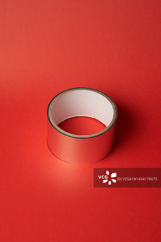 银色透明胶带，红色背景样机设计元素图片素材