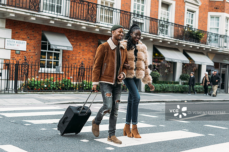 非洲夫妇在梅 fair 区参观城市地标并过马路图片素材