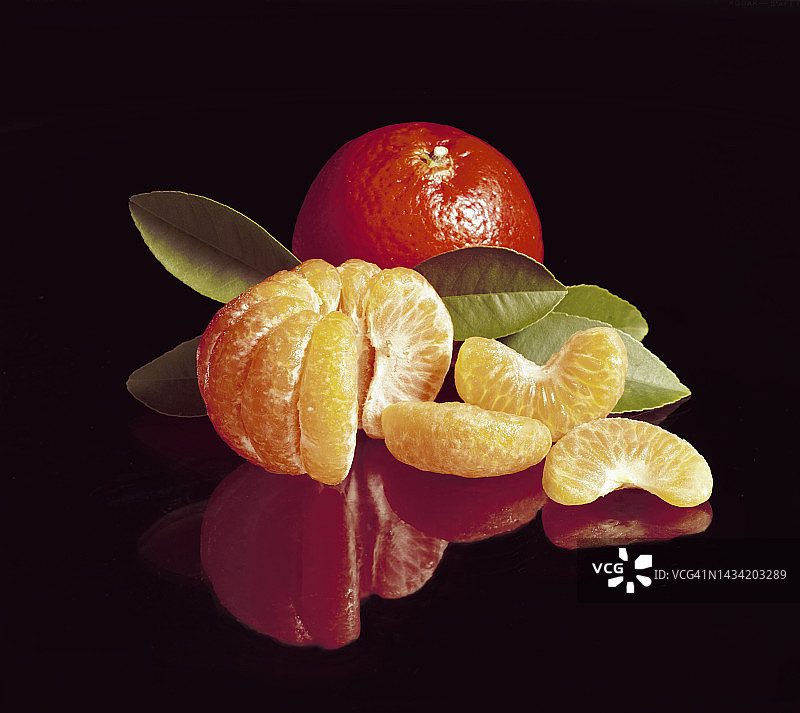 橘子与剥皮的橘子图片素材