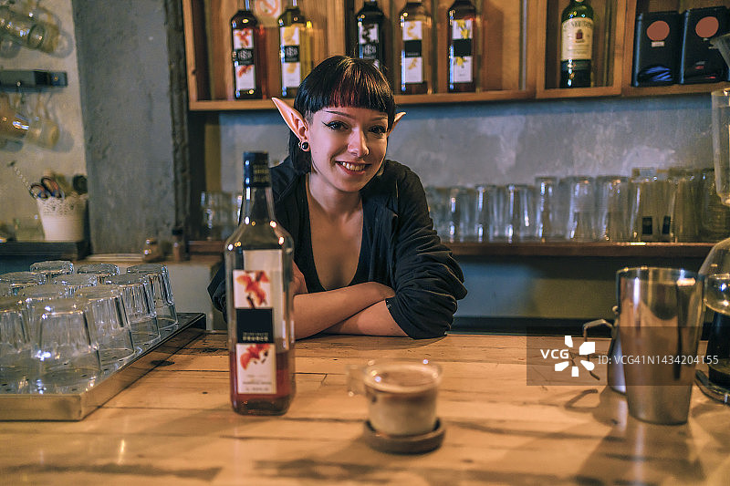 年轻女咖啡师站在柜台后图片素材