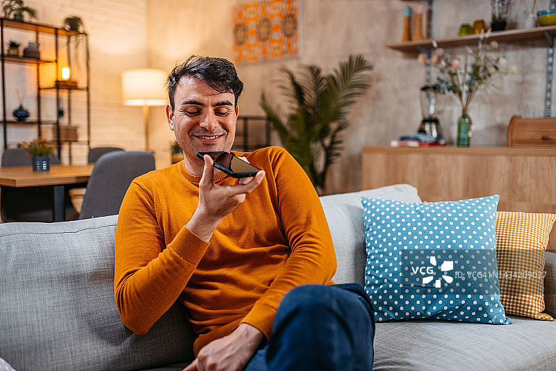 在家发送语音消息的年轻男人图片素材