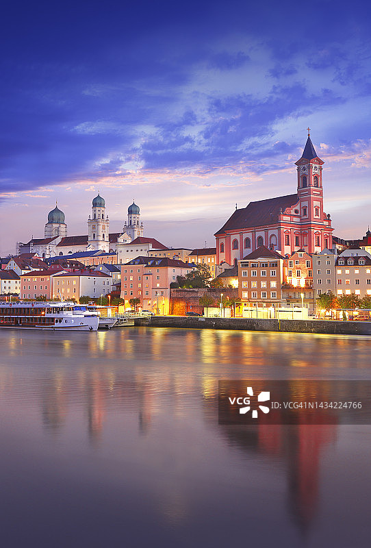 巴伐利亚小镇帕绍的暮光图片素材