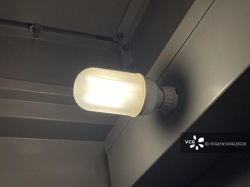 地下室内用于照明的安全灯图片素材