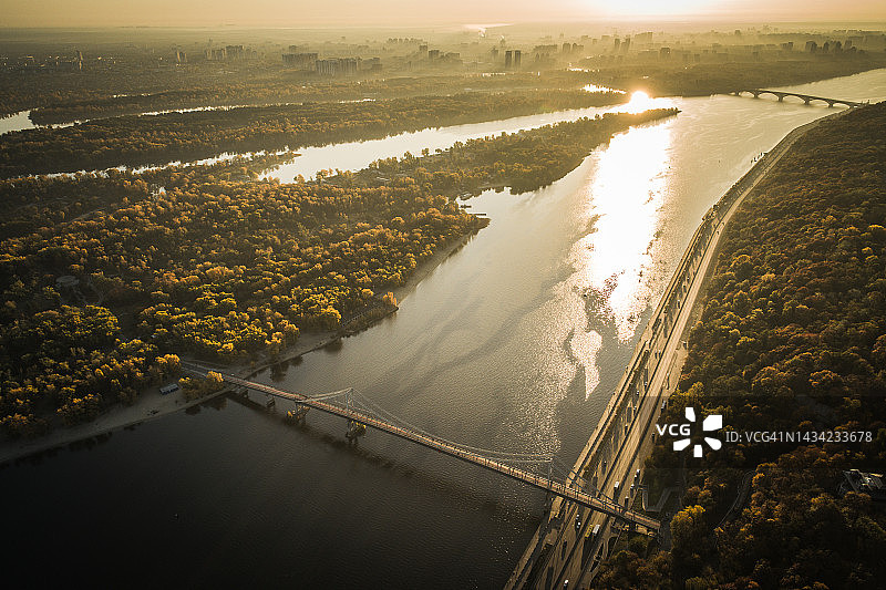 金色秋季基辅的晴朗黎明图片素材