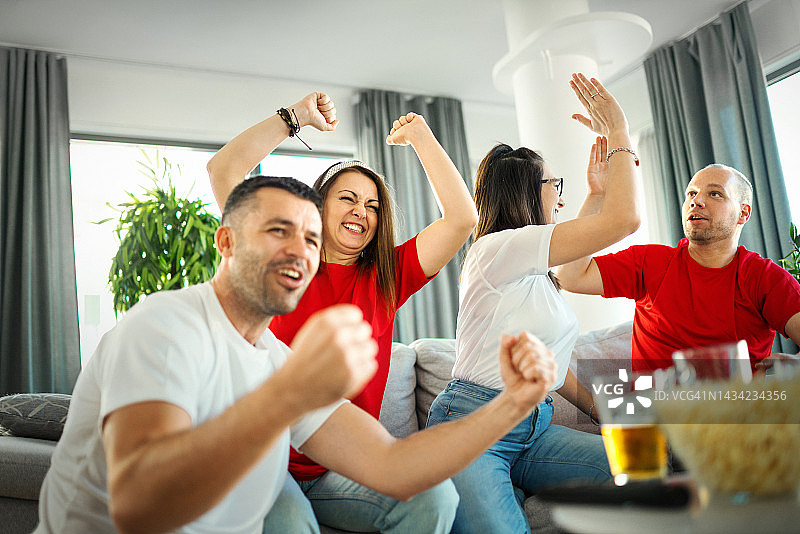 在家观看比赛图片素材