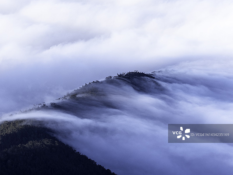 山上的云朵图片素材