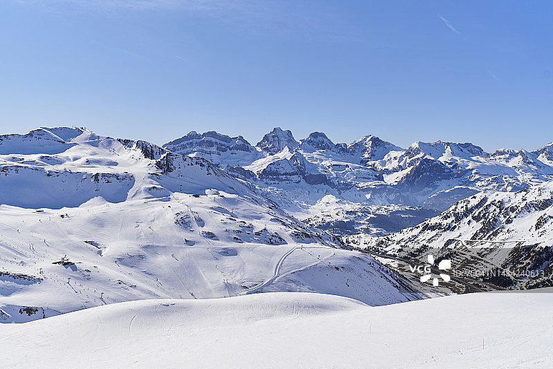 阿斯顿的壮丽景色，阳光明媚的雪山景观，等待滑雪者图片素材