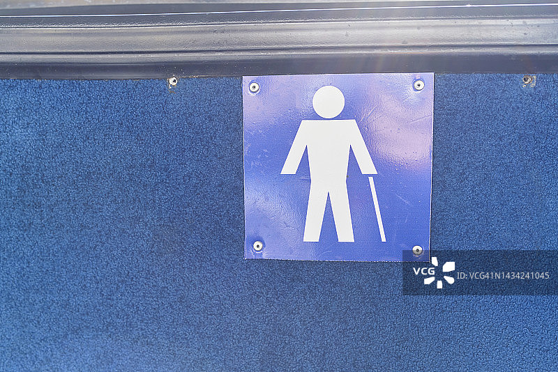 蓝色标志牌，带有白色图案，表示是为残疾人或老年人预留的位置图片素材