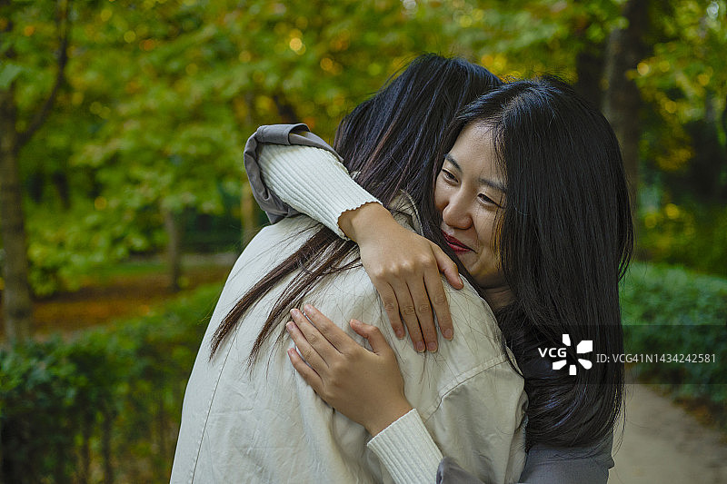 青少年中国朋友亲切拥抱图片素材