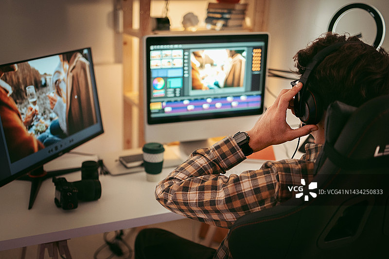 男视频编辑在家工作图片素材