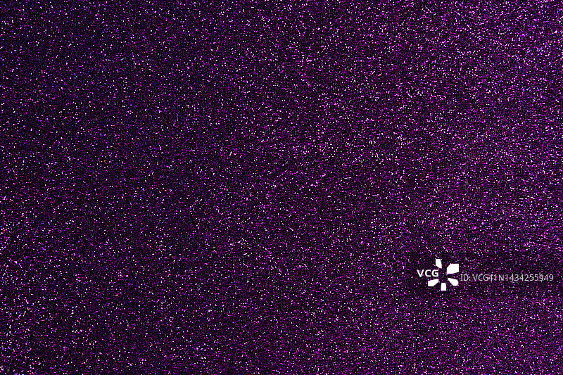 节日紫色闪光背景：新年和圣诞节庆祝概念图片素材