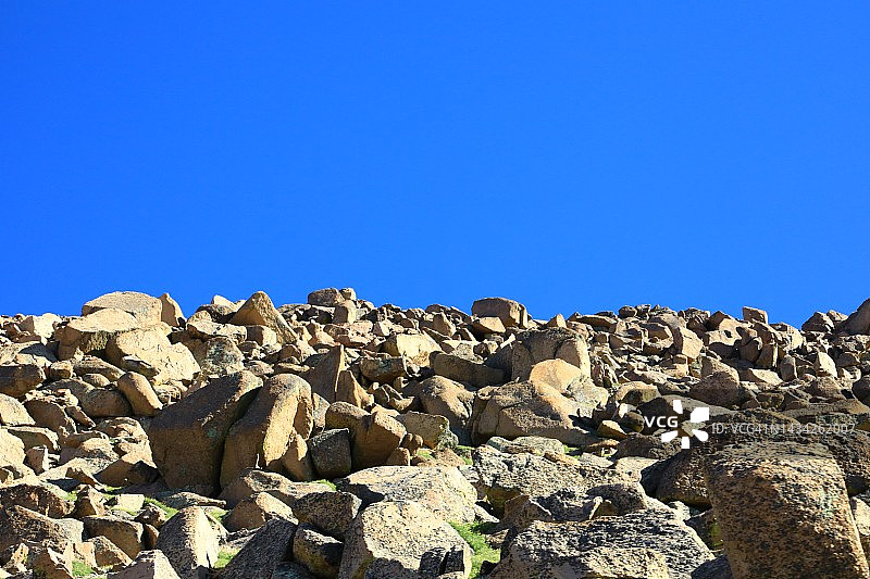 山顶上的石堆图片素材