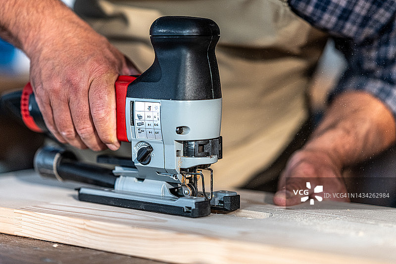 男人的手和拼图锯图片素材
