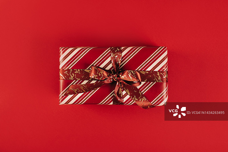 带有圣诞装饰的美丽红色礼品图片素材