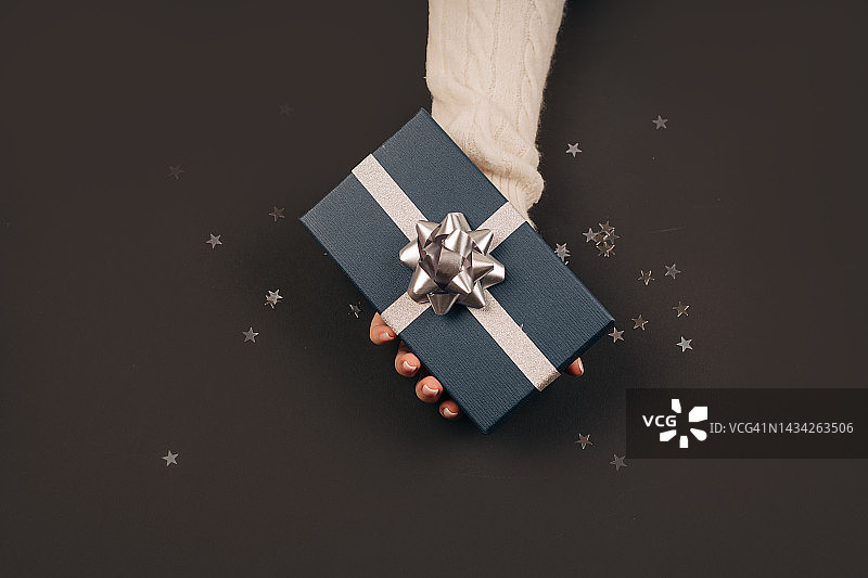 女性手中拿着黑色包装的礼品盒复制空间黑色星期五图片素材