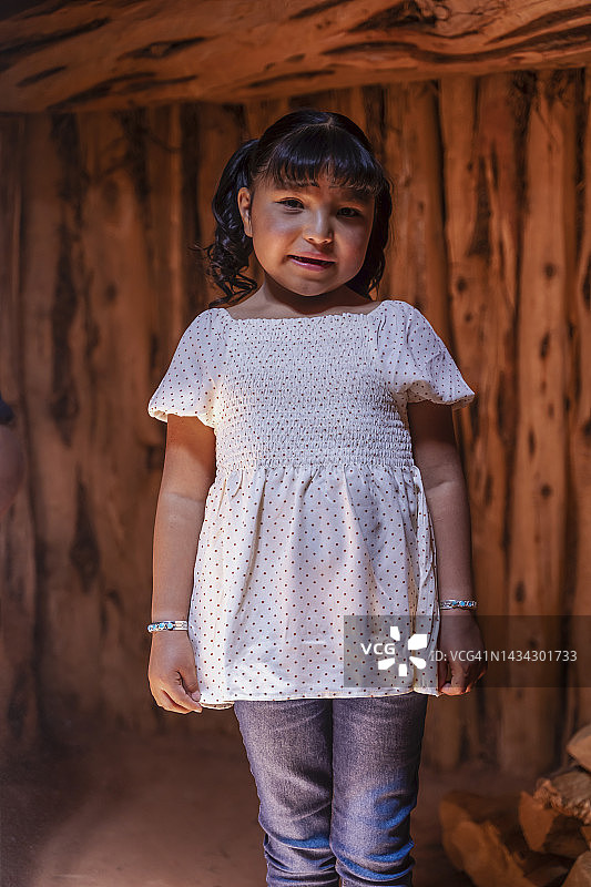 纪念碑谷传统纳瓦霍霍根屋内的小女孩图片素材