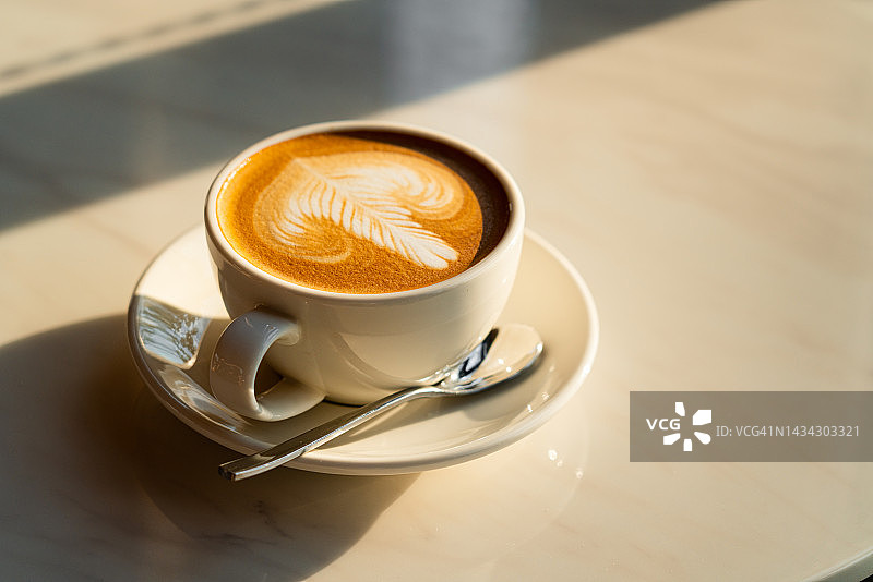 新鲜酿造的拿铁咖啡（白色桌面）图片素材